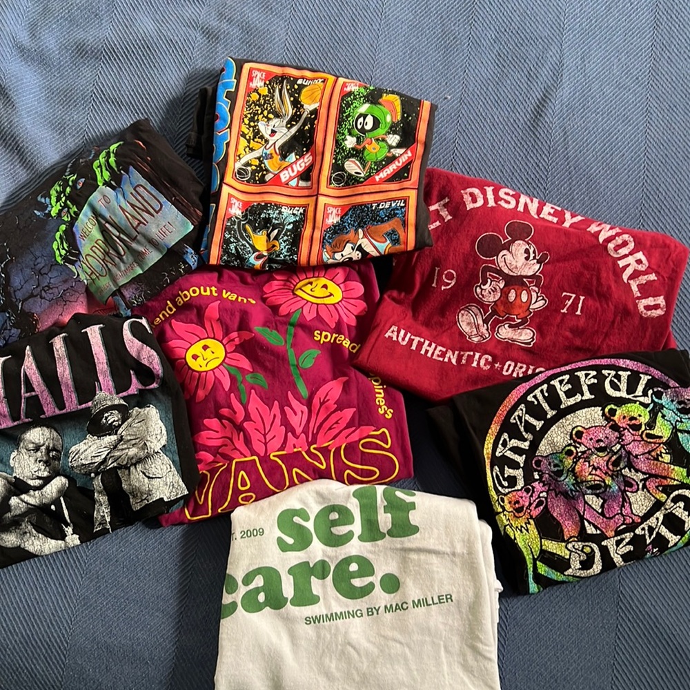 Graphic tees (7)